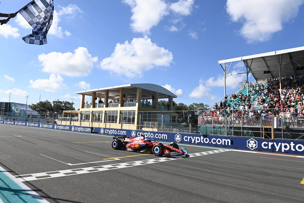 Leclerc recibe la bandera a cuadros en la Q3. (Mark Sutton)