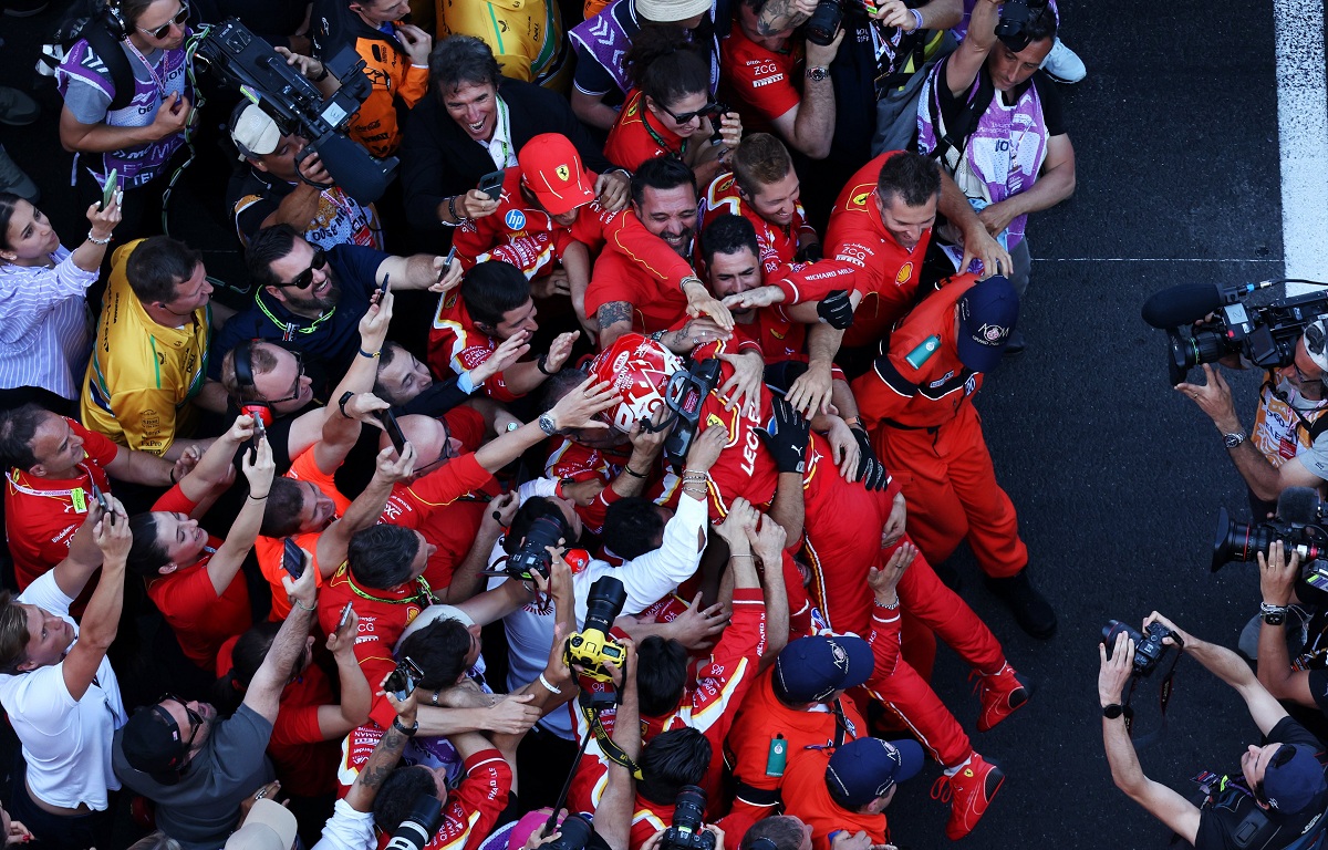El festejo con el equipo en Parque Cerrado. (XPB Images)