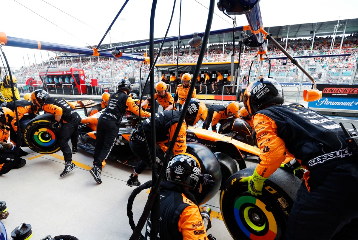 El momento clave, Norris aprovecha el Safety Car para cambiar gomas. (Steven Tee)