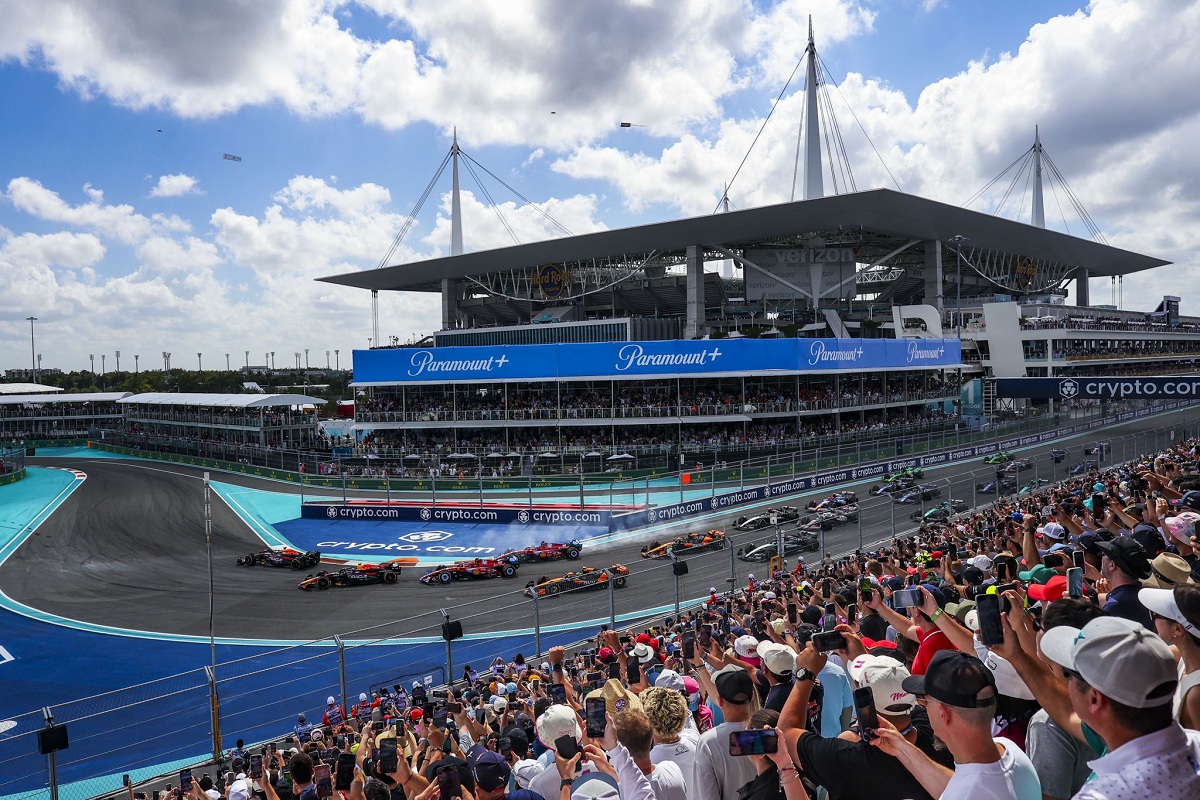 Pérez ingrsa pasado en la primera curva y casi colisiona con Verstappen , Sainz y Leclerc. (Ferrari Media Centre)