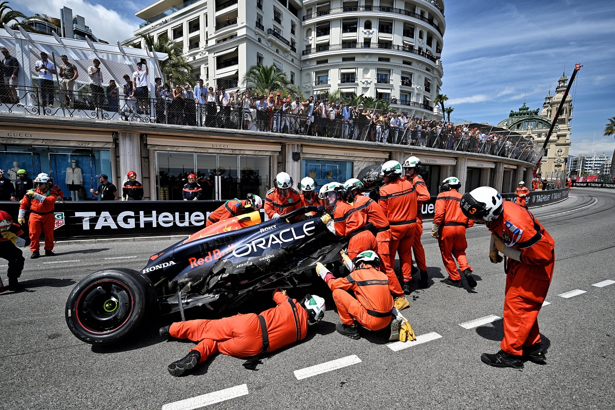Los comisarios retiran el coche de Pérez. (XPB Images)