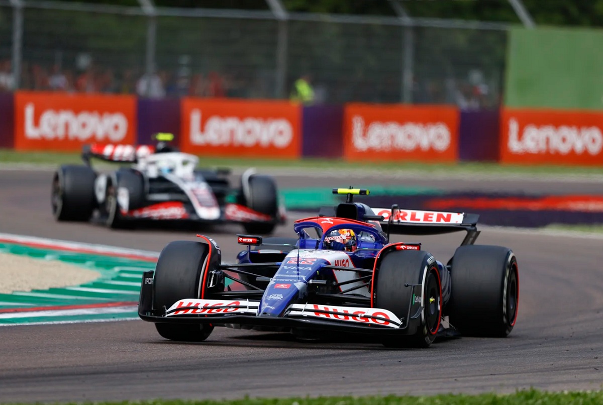 Tsunoda por delante de Hülkenberg por la P10. (Andy Hone)