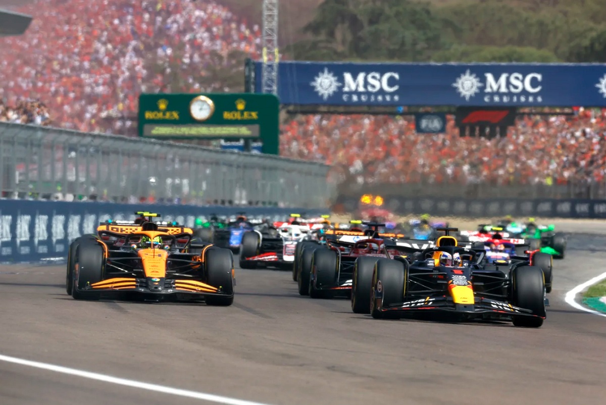 Verstappen le gana la cuerda a Norris en la salida. (Steven Tee)