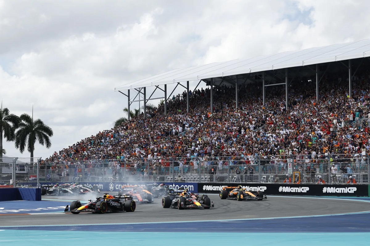 Verstappen toma el liderazgo en la salida, Pérez se pasa en la curva 1 y casi se llava puesto a su compañero y Sainz. (Alexander Trienitz)