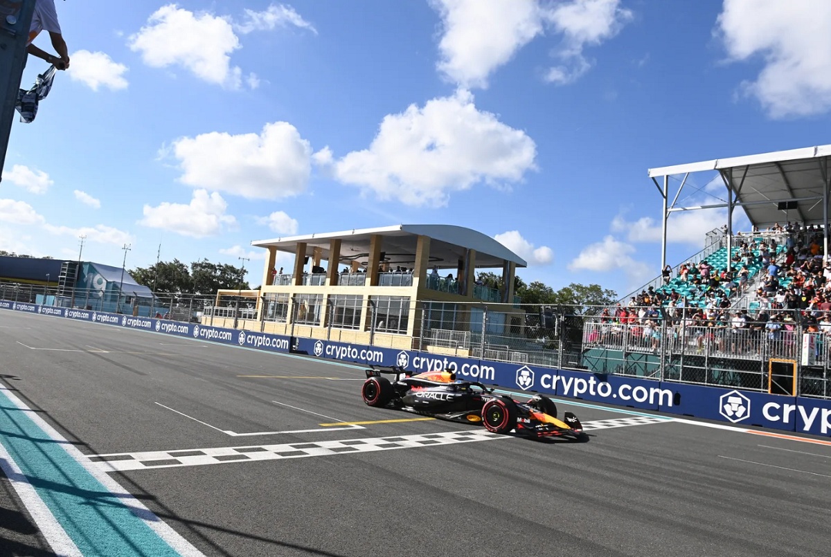 Verstappen recibe la bandera a cuadros en la Q3. (Mark Sutton)