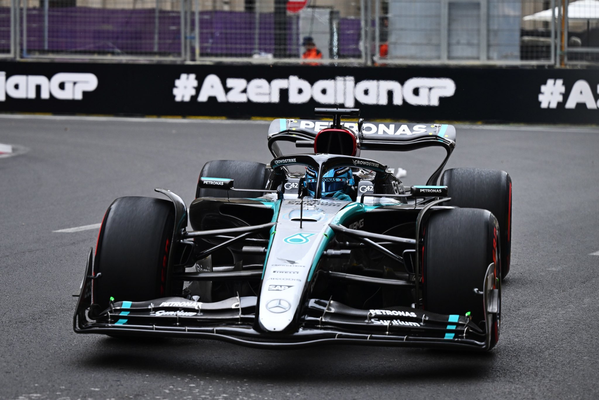 Russell ve una clasificación “justa” en Bakú y destaca el desempeño de Ferrari: “Rápido”