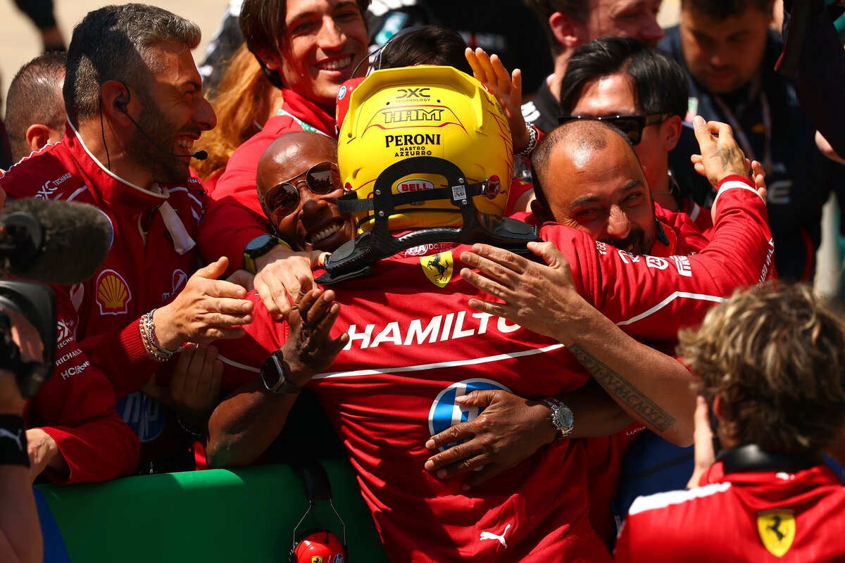 Hamilton se abraza con su equipo en parque cerrado. (F1 / FOM)