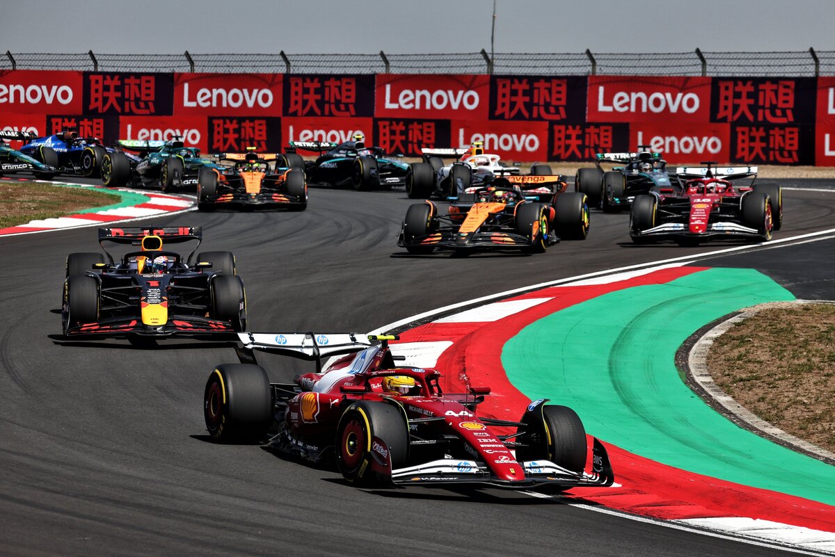 Hamilton estira rápido la ventaja en los primeros metros de competencia, seguido por Verstappen y Piastri que lucha con Leclerc. (James Moy / XPB Images)
