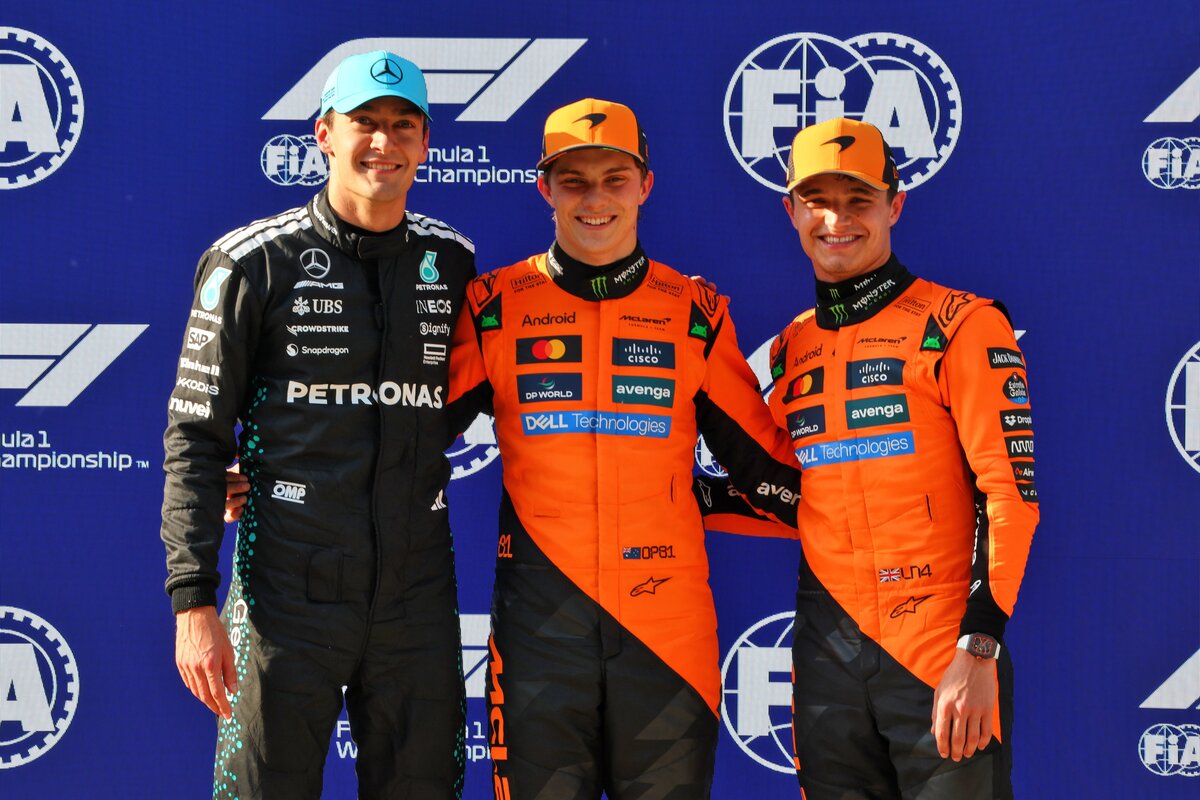 Piastri, junto a Russell y Norris, en el pos Qualy. (Russell Batchelor / XPB Images)