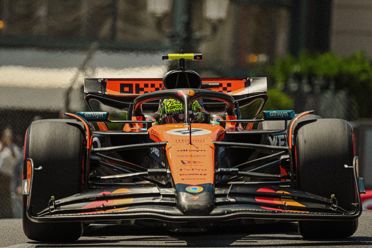 Norris saliendo de boxes. (McLaren Racing)