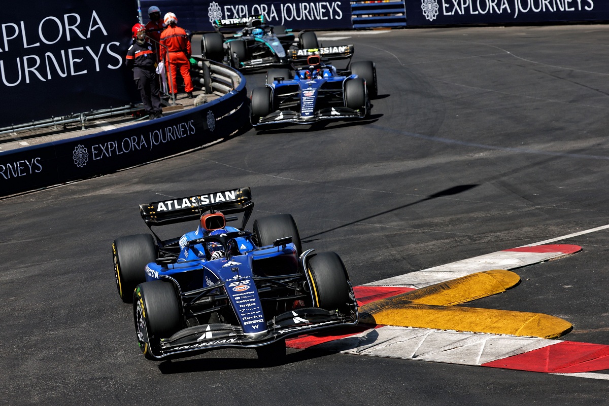 Williams aprovechó el experimento de los dos pit stop obligatorios para una estrategia conjunta entre Albon y Sainz. (Russell Batchelor / XPB Images)