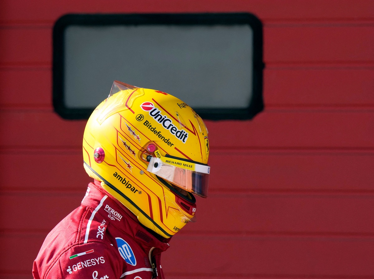 Hamilton camina al pesaje luego de la eliminación en Q2. (Luca Bruno / REUTERS)