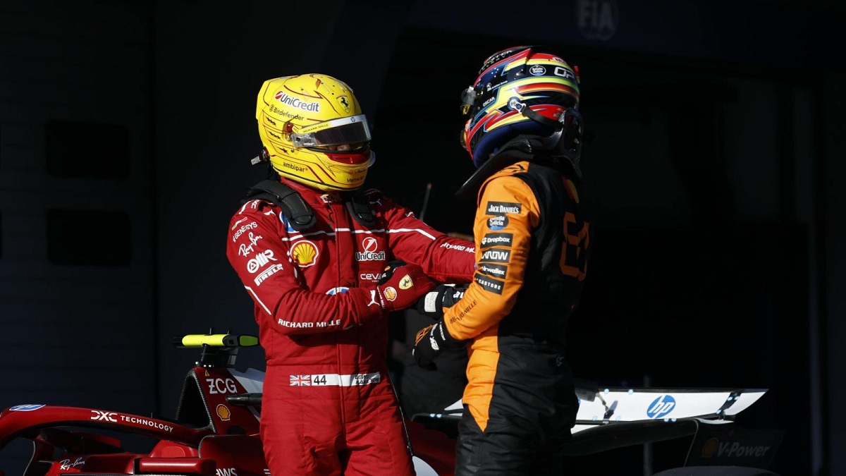 Hamilton y Piastri se saludan en el parque cerrado luego de la Sprint de China, Hamilton ganó esa prueba y Piastri arribó segundo. (Archivo / Getty Images)
