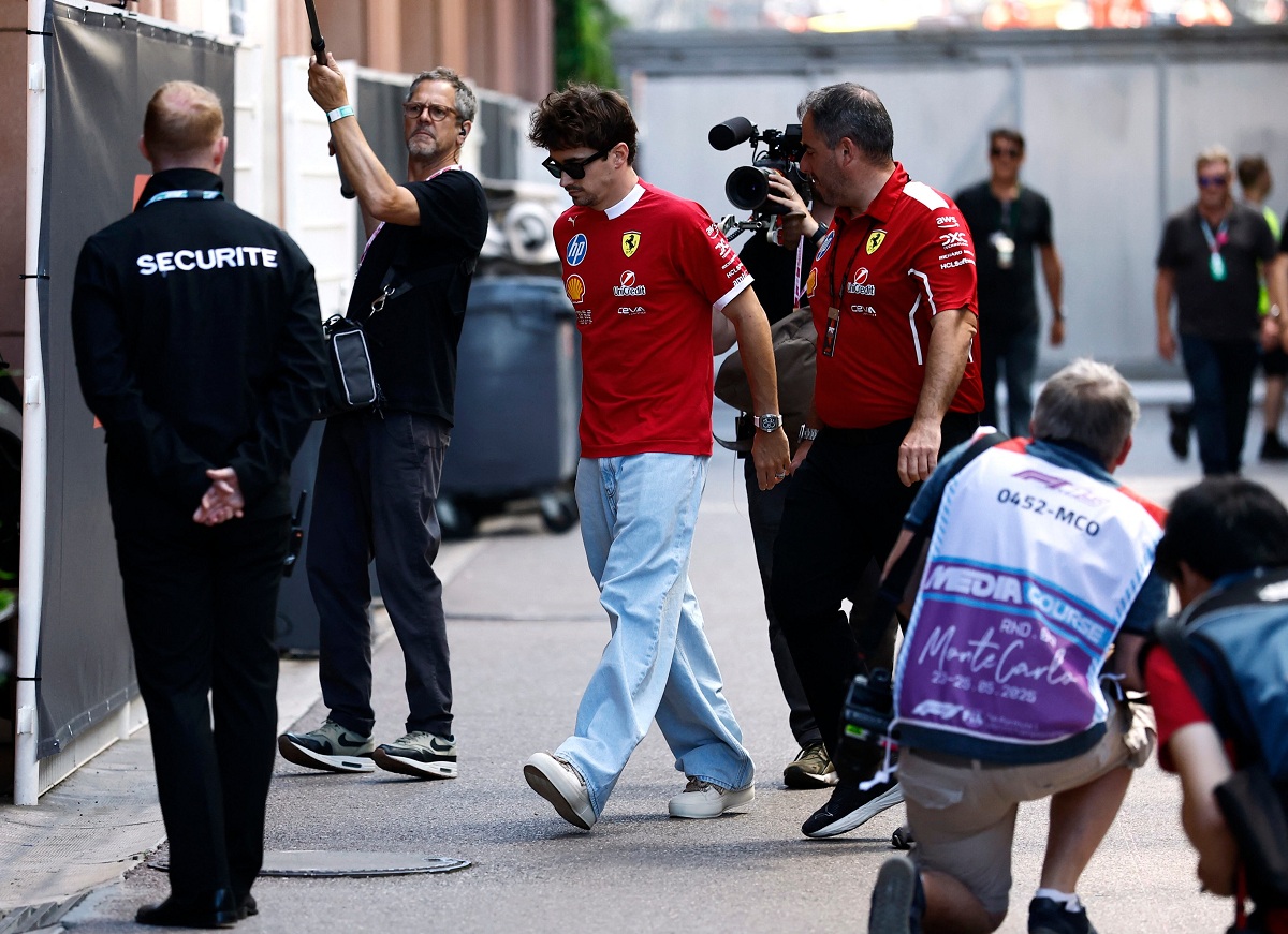 Leclerc arriba a la sala de conferencias para la rueda de prensa. (Stephanie Lecocq / REUTERS)