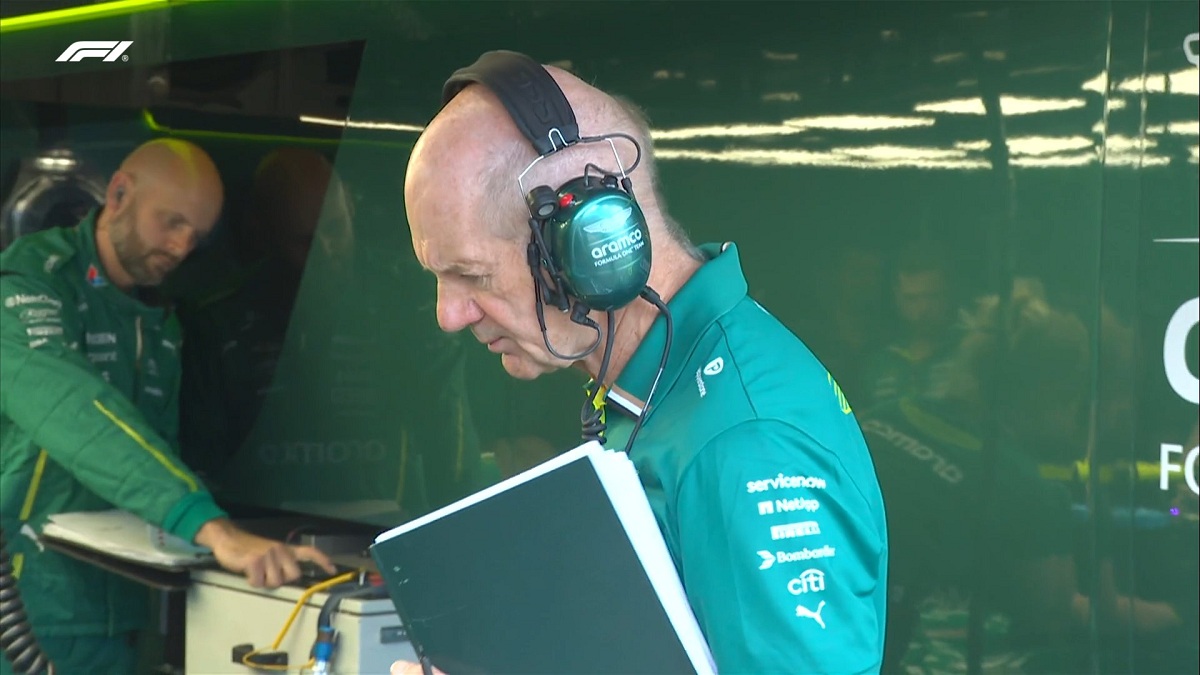 Adrian Newey hizo su primera aparición en el box de Aston Martin. (F1TV)