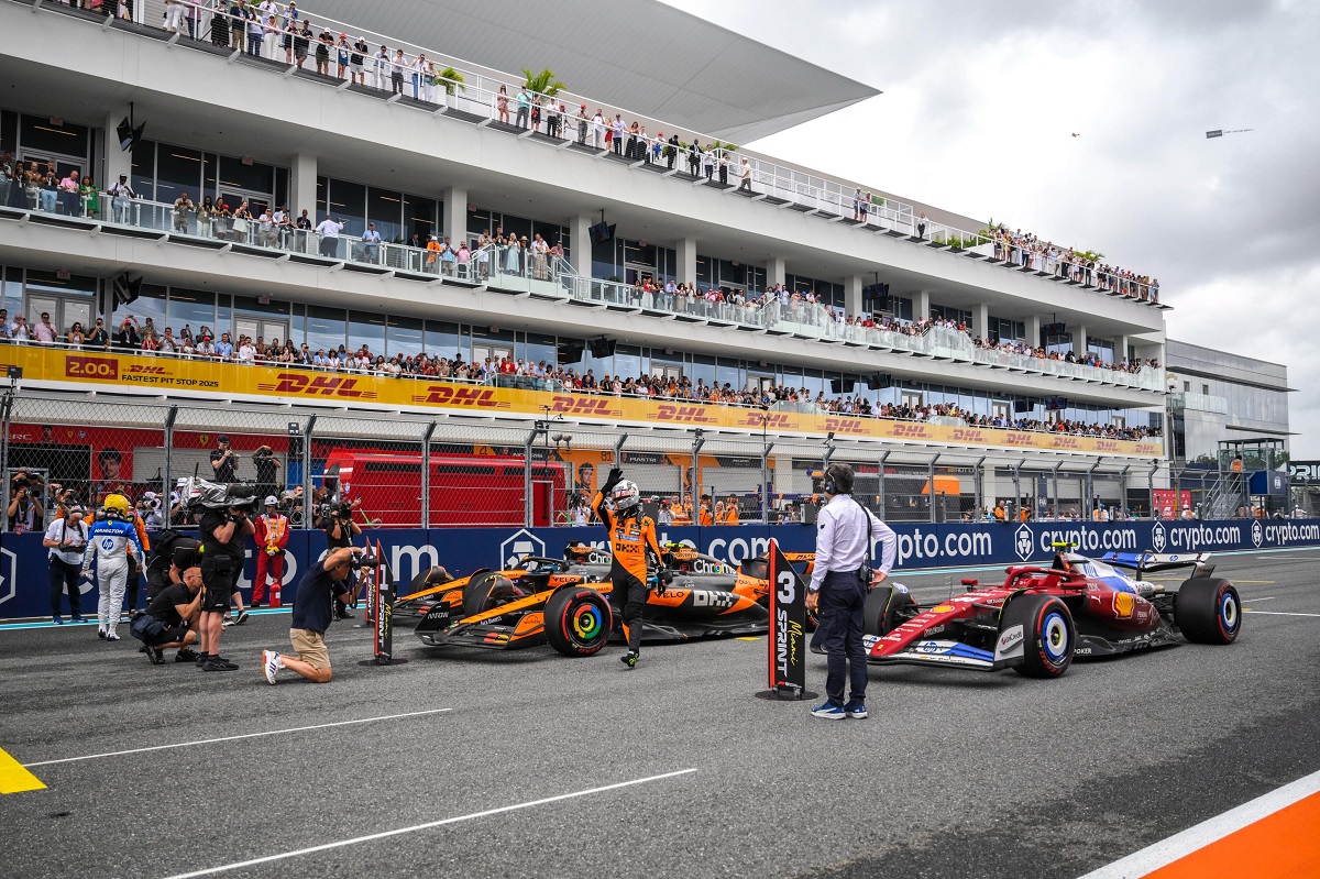 Norris festeja la victoria en la recta principal. (FIA)