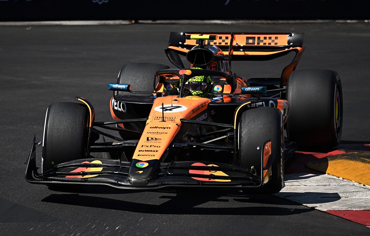 Norris pasando por el piano de la salida de la Chicane. (Gabriel Bouys / REUTERS)