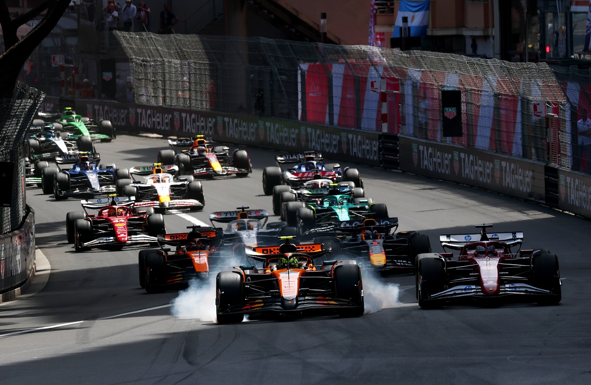 Norris bloquea en Sainte Devote al estirar la frenada por el ataque de Leclerc por el exterior. (Mark Thompson)