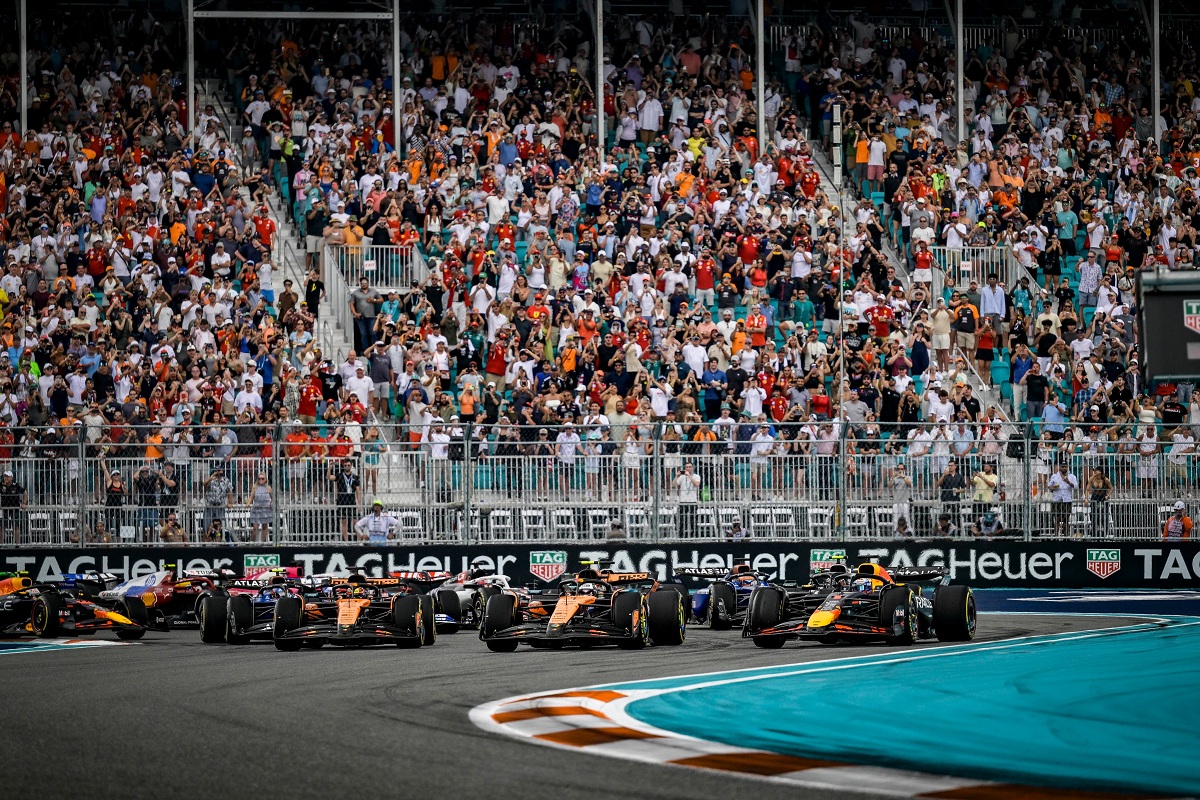 Norris lucha a la par con Verstappen antes de salirse de pista en la curva 3. (FIA)