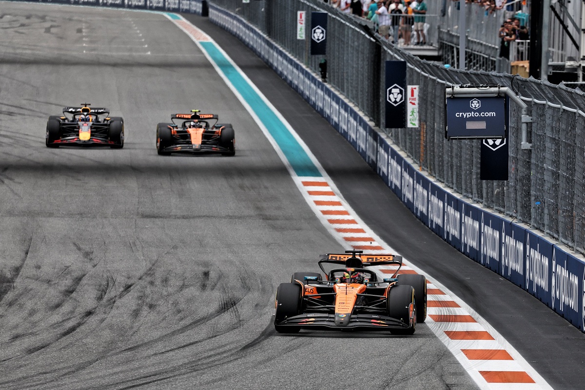 Piastri estira la diferencia mientras Norris lucha con Verstappen. (James Moy / XPB Images)