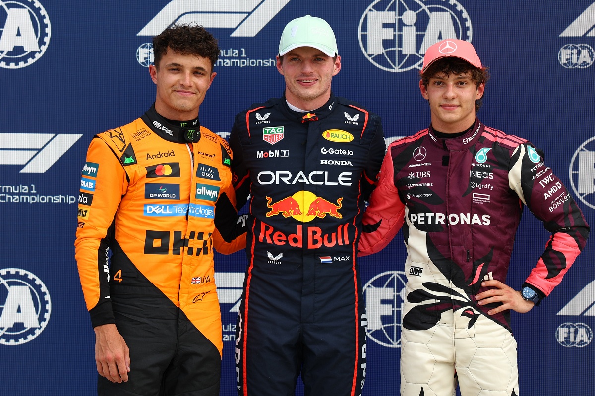 El poleman junto a Norris y el sorprendente Antonelli. (Zak Mauger / LAT Images)