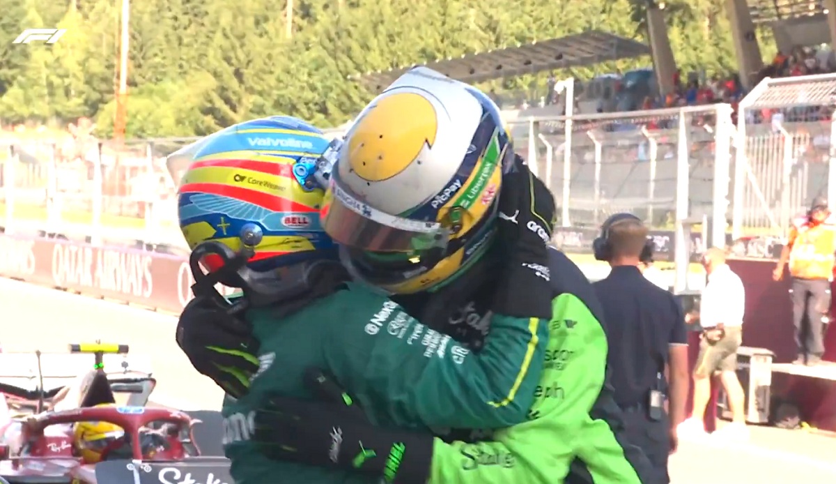 Alonso y Bortoleto se abrazon en parque cerrado luego de protagonizar una apasionante batalla por la séptima posición quedó en manos del español. (Imagen TV / F1TV)