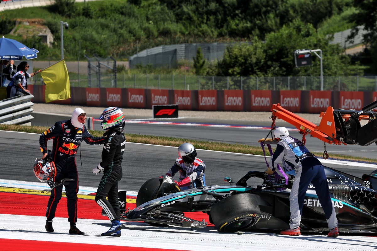 Verstappen consuela a Antonelli después del choque en la curva 3 que dejó a los dos fuera de carrera. (Laurent Charniaux / XPB Images)