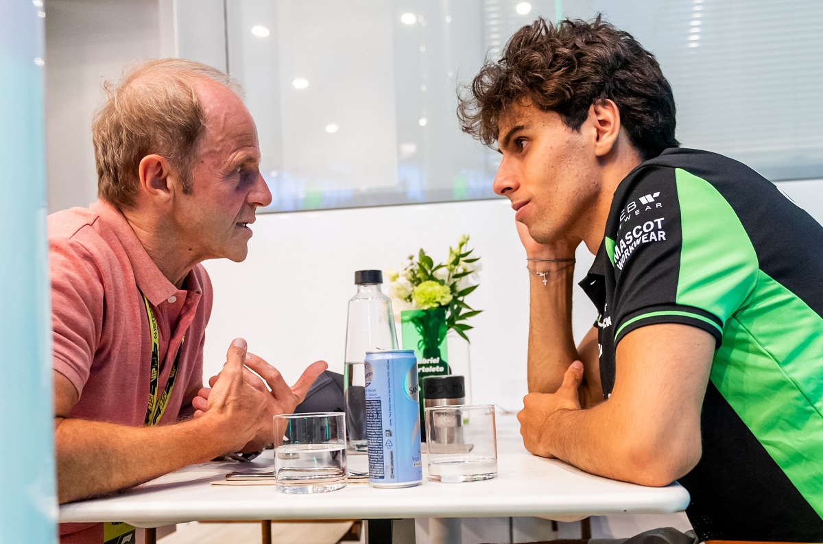 Luego de la clasificación, sauber difundio una serie de fotografías de una charla en el hospitality entre el piloto brasileño y Josef Leberer -fisioterapeuta de Senna-. (Sauber Group)
