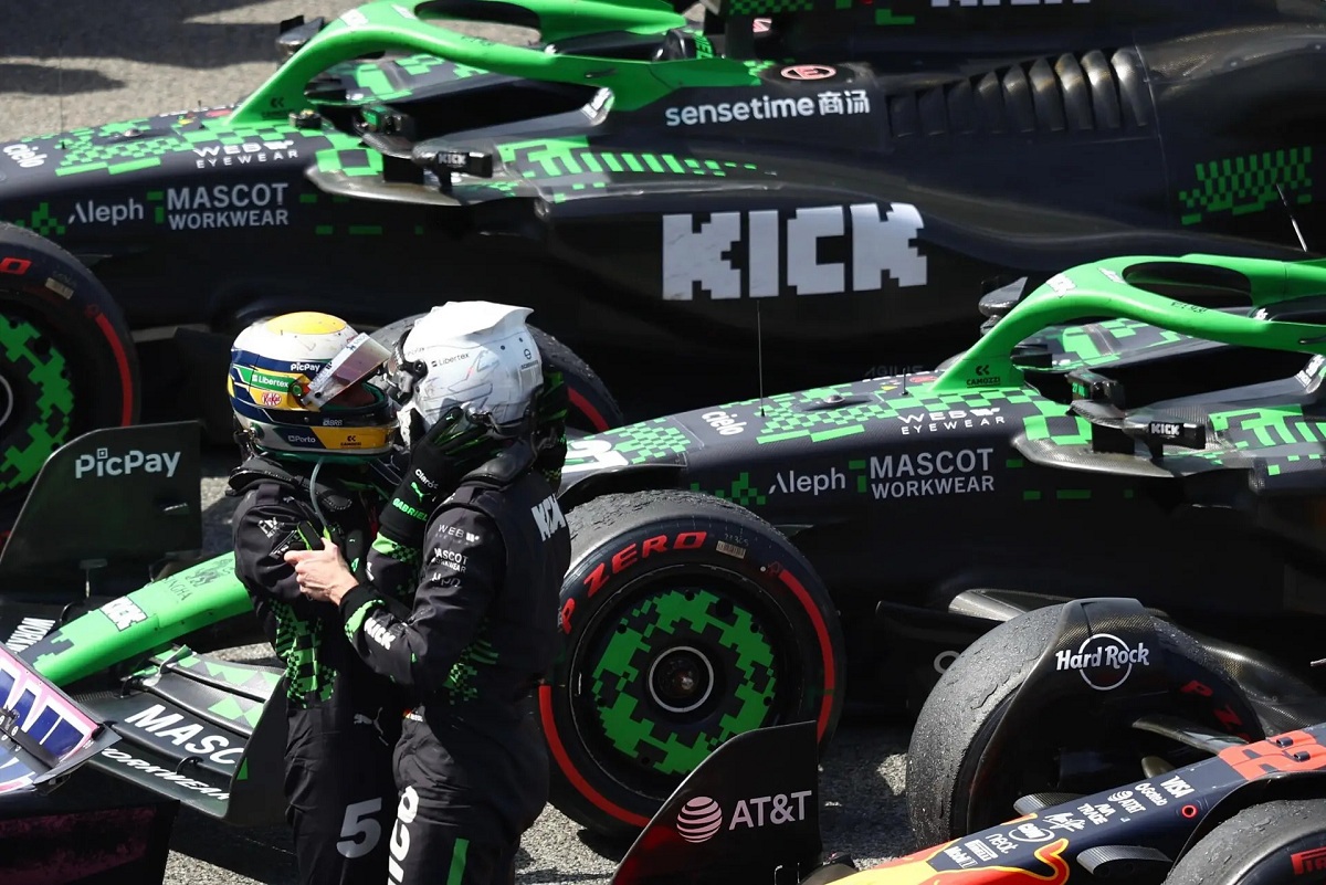 Bortoleto se abraza con Hülkenberg en parque cerrado. (Sauber Group)