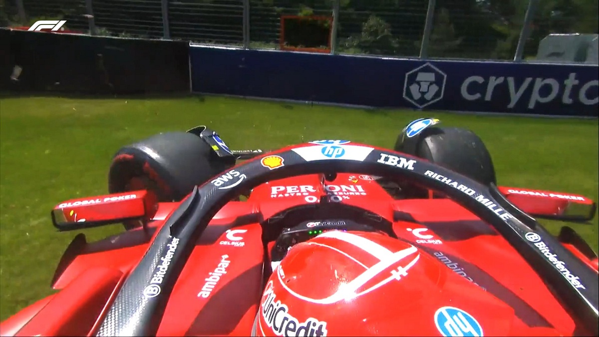 Leclerc luego de chocar en la curva 4. (Imagen TV / F1TV)