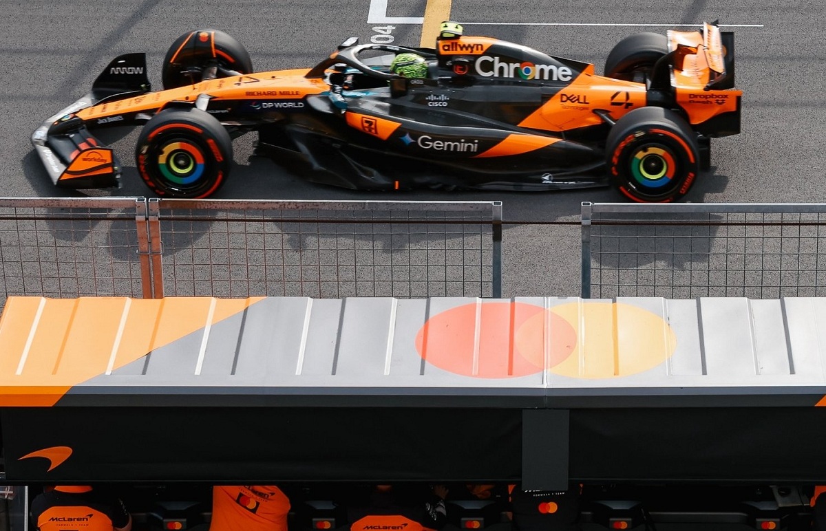 Norris pasa frente al pit wall de McLaren. (McLaren Racing)