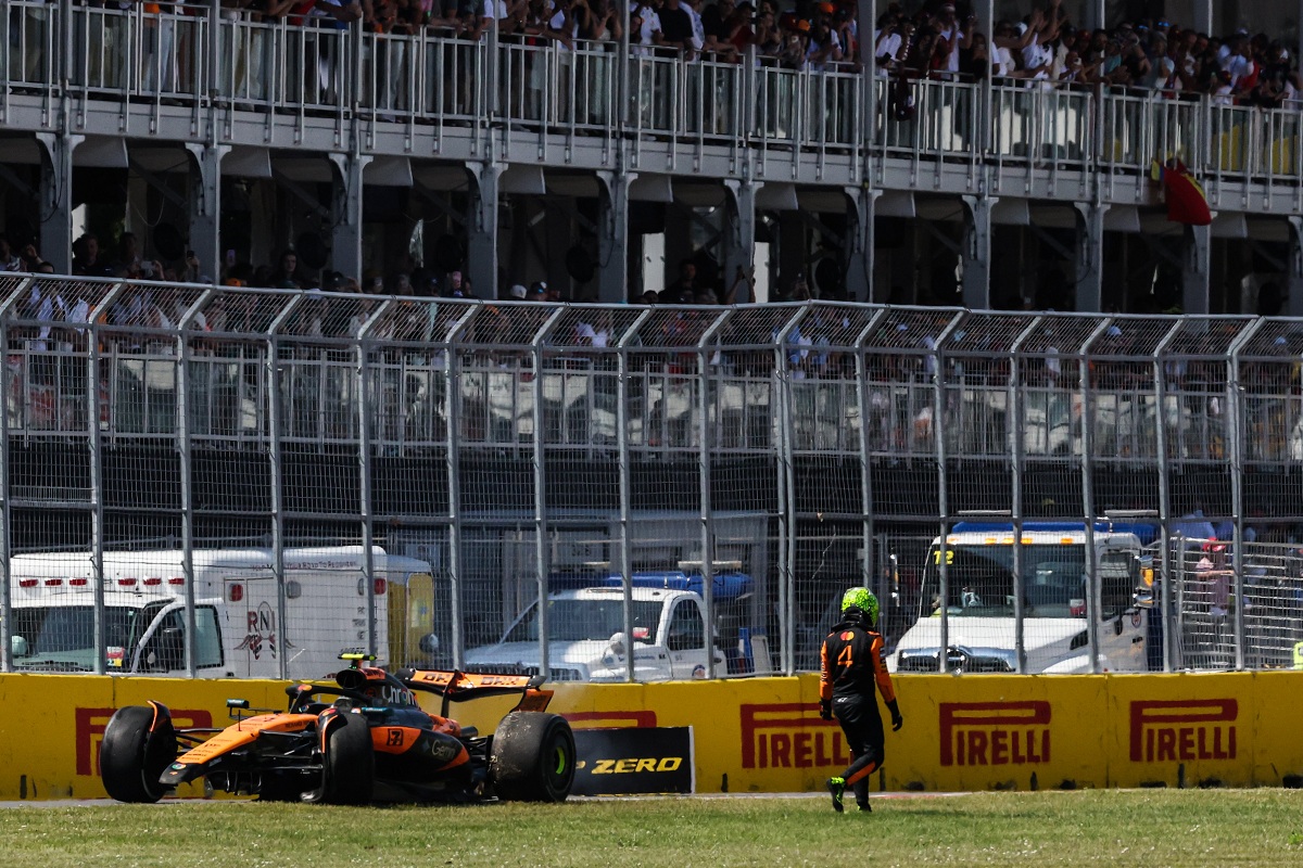 Norris abandona su coche luego de la colisión con piastri. (XPB Images)