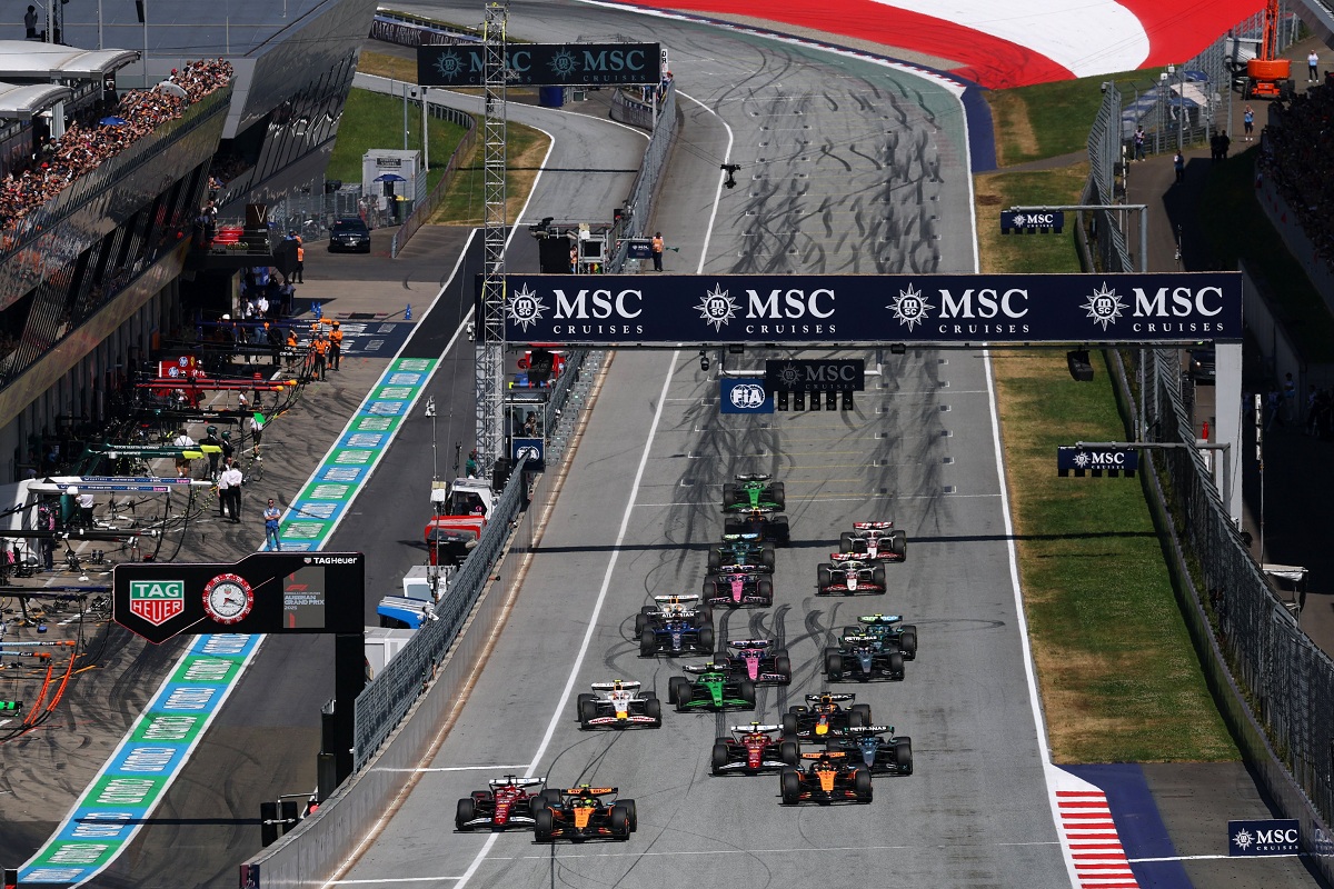 Norris cubre el interno ante el ataque de Leclerc. (F1 / FOM)