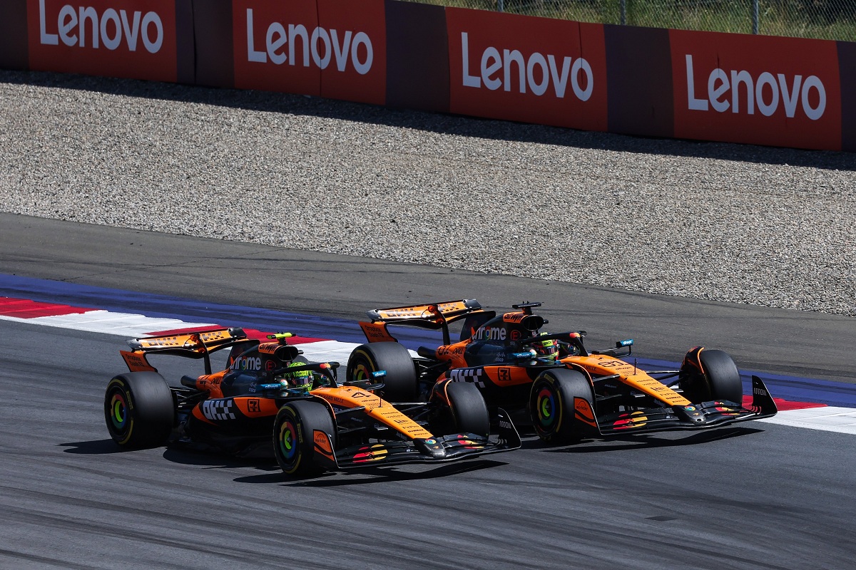 Piastri ataca a Norris en el primer tramo de la carrera. (FIA)