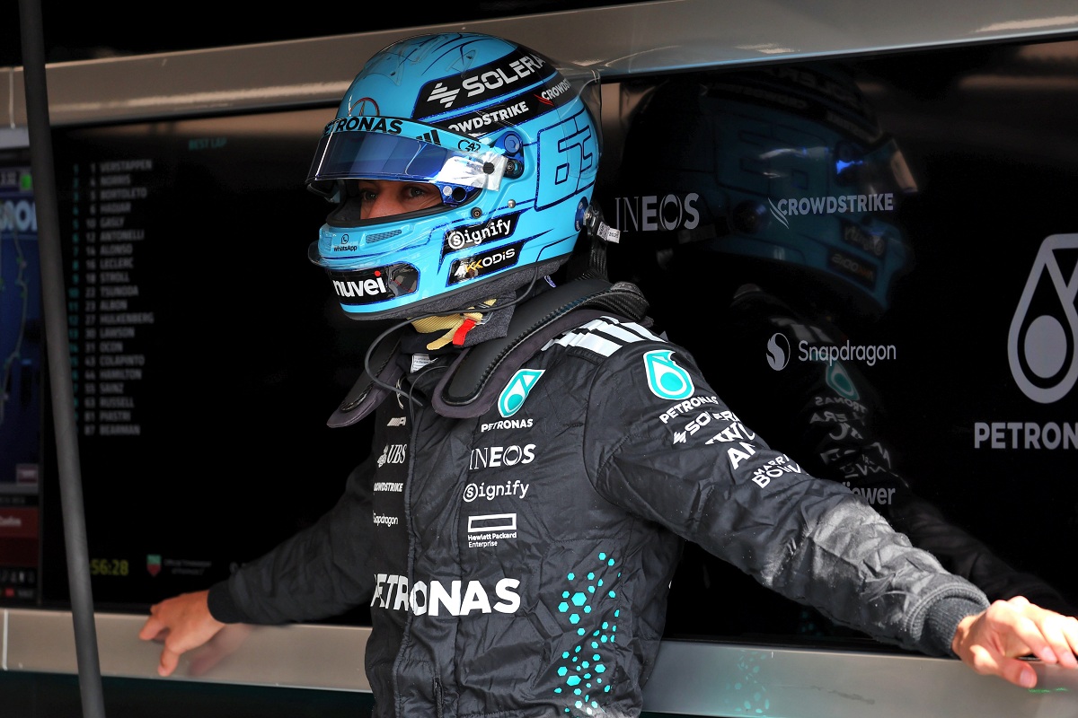 Russell minutos antes de subirse al coche para salir a pista. (Anthony Rew / XPB Images)
