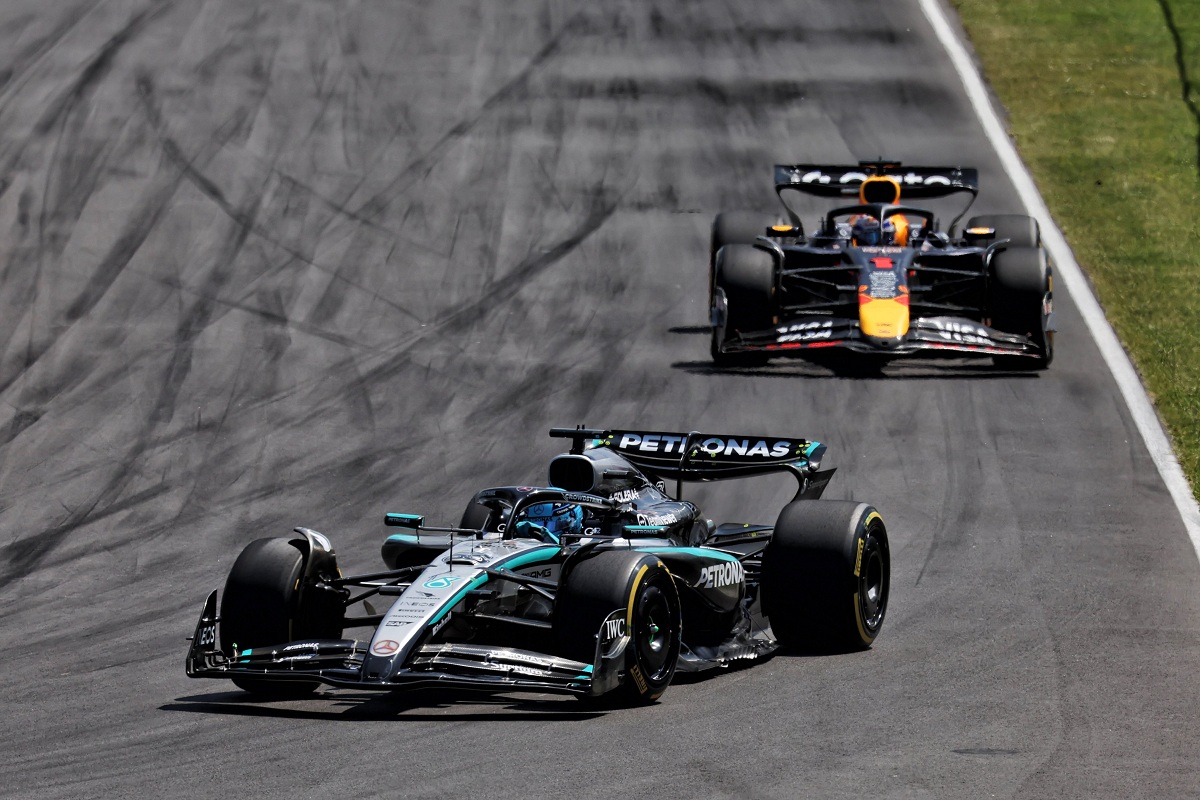 Russell y Verstappen se disputaron el liderazgo de la carrera. (XPB Images)