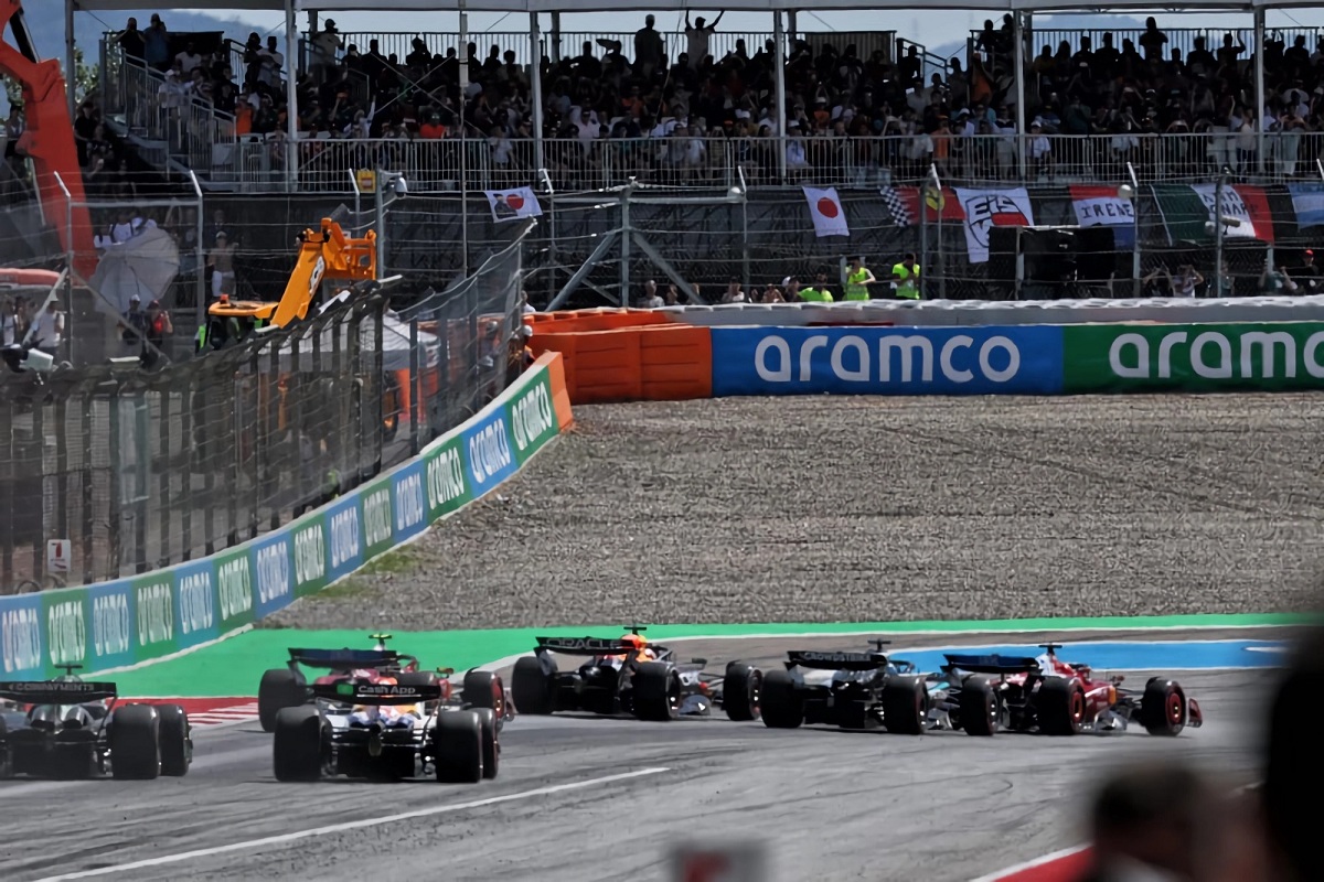Leclerc ya es tercero en el relanzamiento mientras Russell buscará rebasar a Verstappen en la curva 1. (Russell Batchelor / XPB Images)
