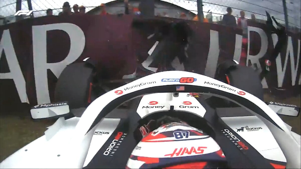 Bearman chocó en el ingreso a boxes. (Imagen TV / F1TV)