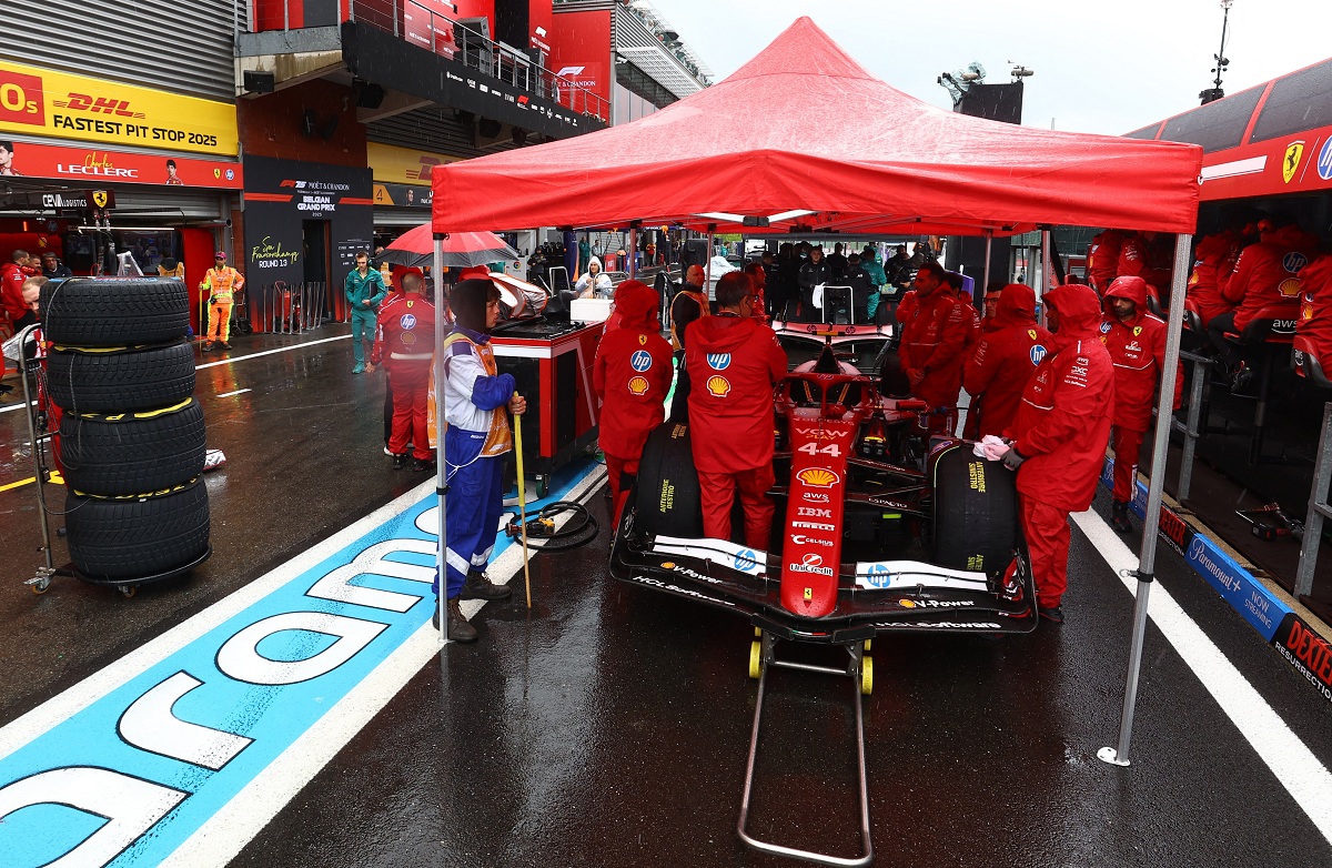 La carrera se retrasó más de una hora por la lluvia. (Yves Herman / REUTERS)