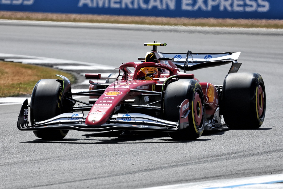 Durante su primeras vuelta en Silverstone, Hamilton saludó a los aficionados. (James Bearne / XPB Images)