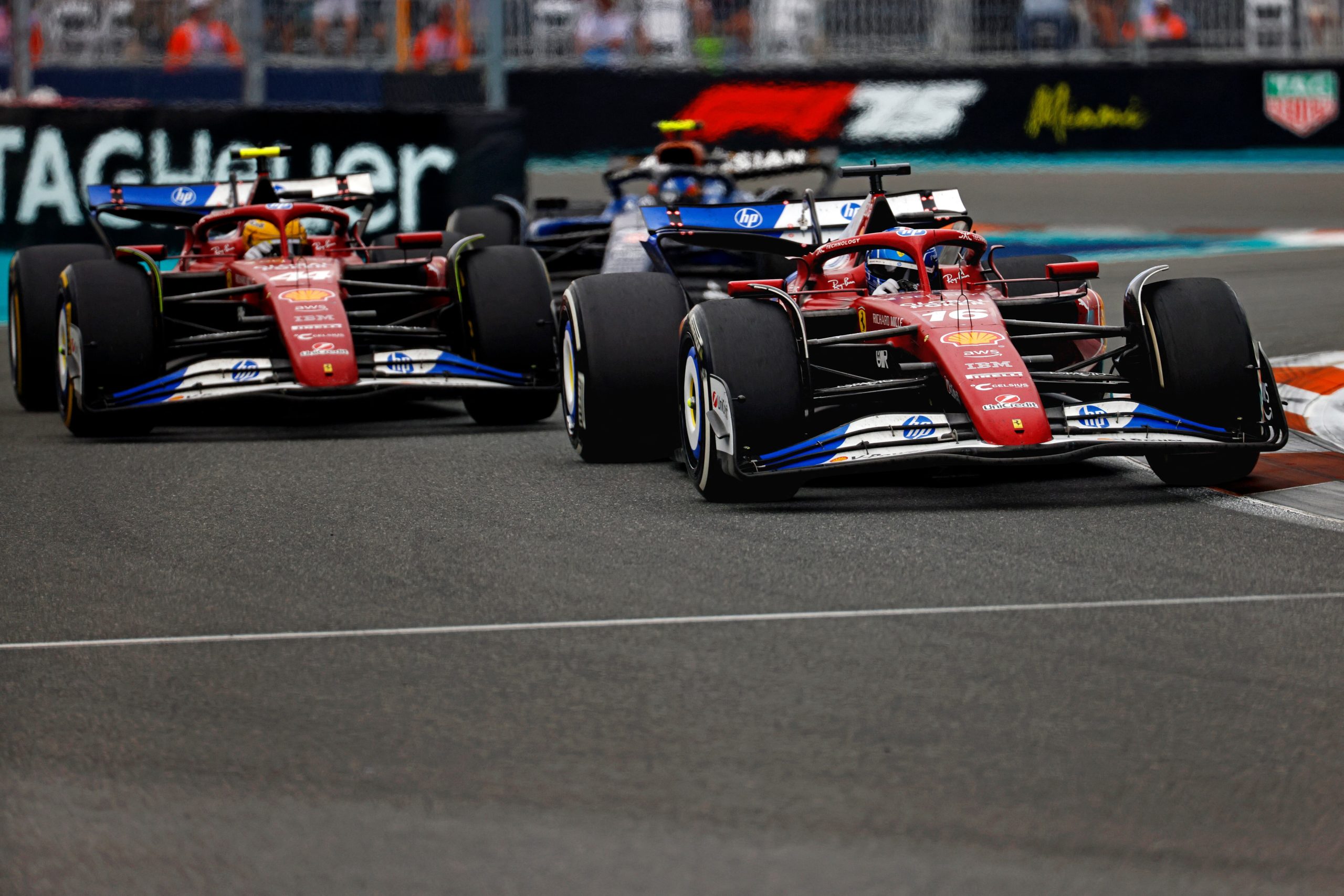 Charles Leclerc y Lewis Hamilton| Foto Ferrari
