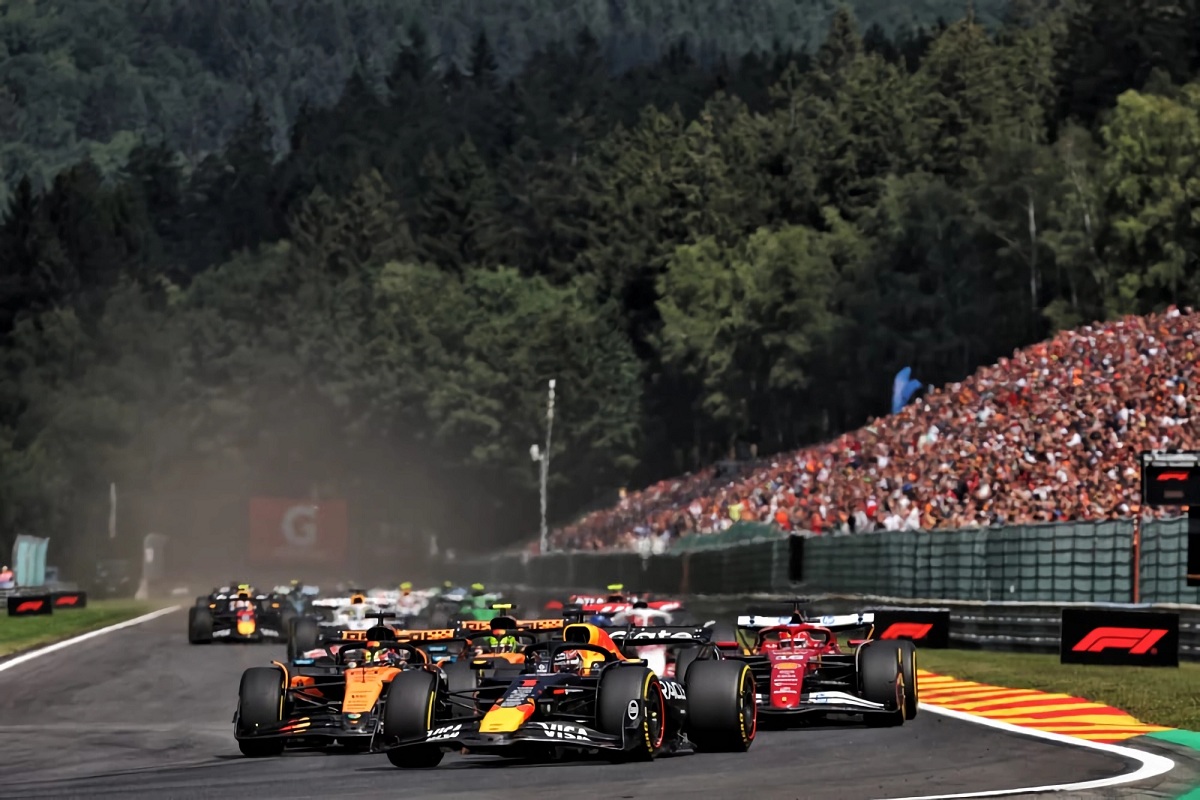 Verstappen supera a Piastri en Les Combes y Leclerc hace lo mismo con Norris. (James Bearne / XPB Images)