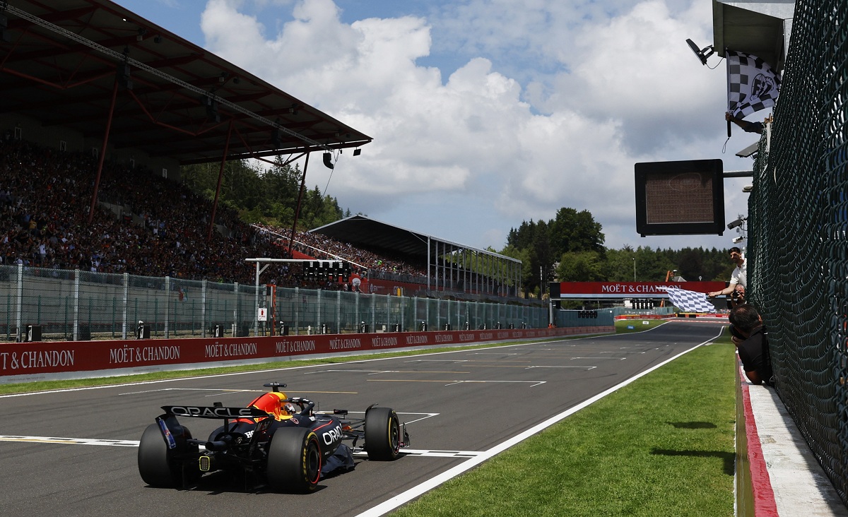 Verstappen cruza la meta en la Sprint. (Stephanie Lecocq / REUTERS)