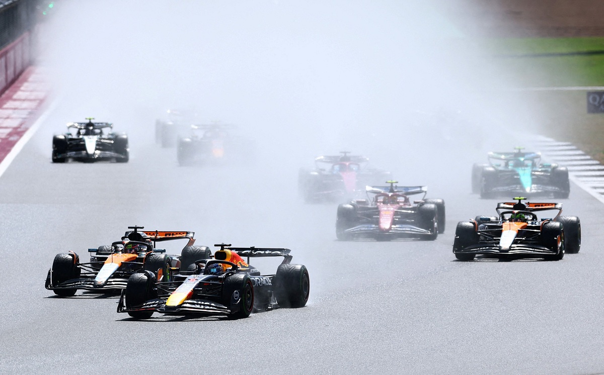 Verstappen mantiene la punta en la salida ante el ataque de Piastri. (Andrew Boyers / REUTERS)