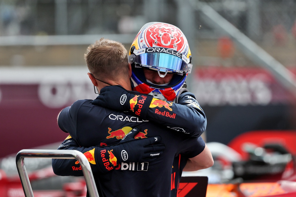 El abrazo emocionado de Verstappen con uno de sus mecánicos en parque cerrado luego de ganar la pole. (Laurent Charniaux / XPB Images)