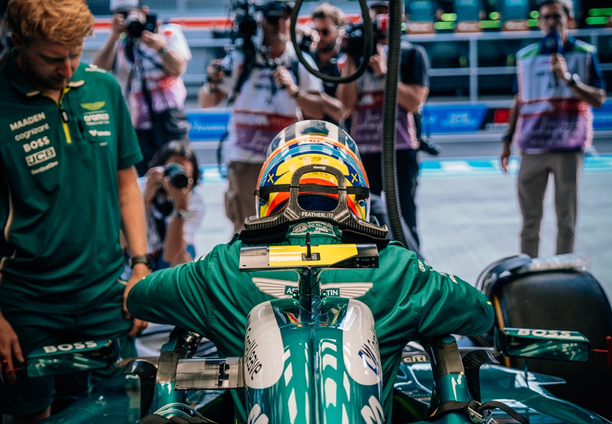 Alonso sube al Aston Martin tras recibir el alta médica de FIA. (Aston Martin Aramco F1 Team)