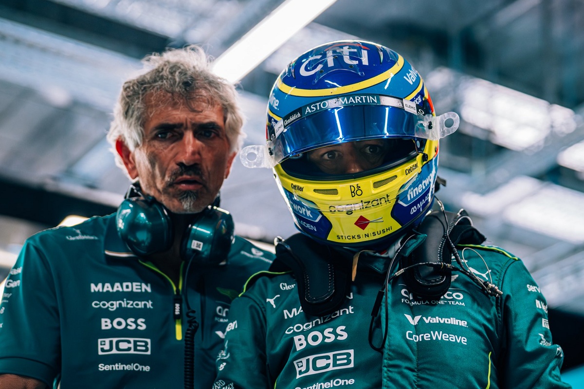 Fernando con su ingeniero antes de subir al coche. (Aston Martin Aramco F1 Team)