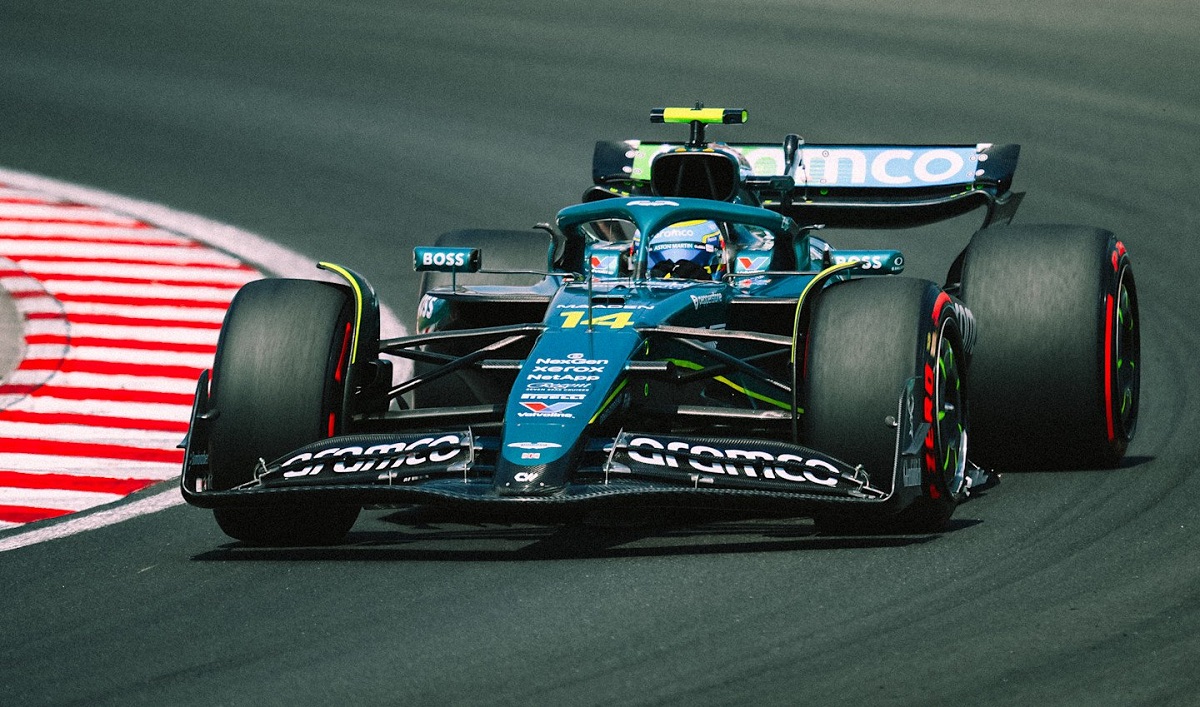 Alonso en pista durante la Qualy. (Aston Martin Aramco F1 Team)