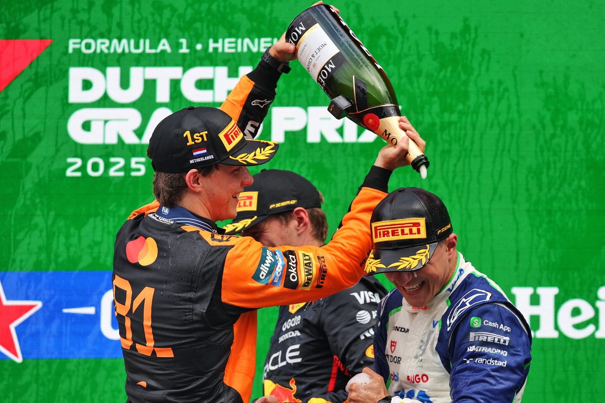 Piastri baña con champagne a Hadjar, el francés logró su primer podio. (James Bearne / XPB Images)