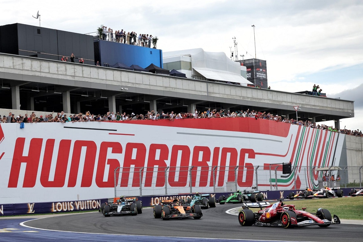 Leclerc toma la curva 3 como líder de la carrera seguido por Piastri y Russell. (James Bearne / XPB Images)